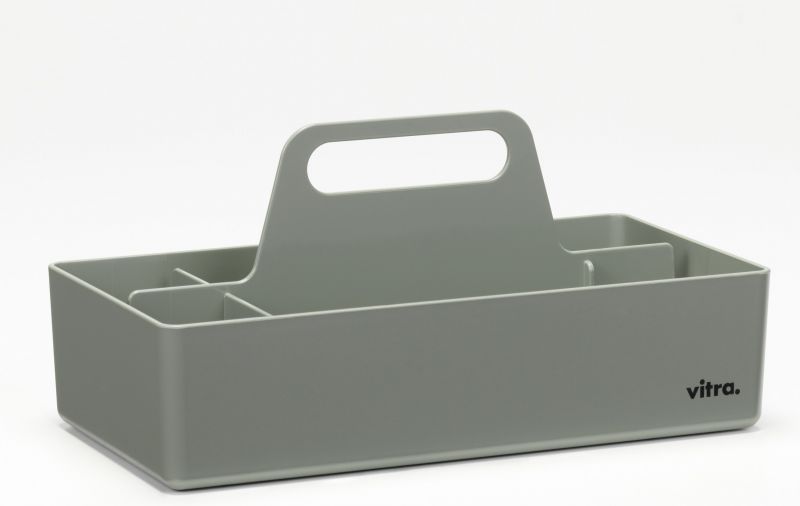 Vitra Toolbox RE, moosgraue Organisationsbox mit Tragegriff und Fächern zur Aufbewahrung von Büromaterial und Werkzeug.